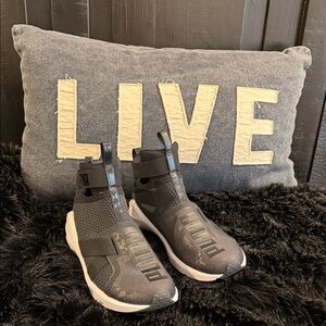 PUMA Women’s Black and White Sneakers. Like New!!! Size 7.5